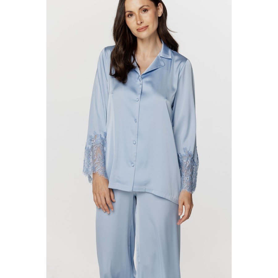 Pijama set mujer azul satén visto de espaldas